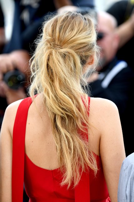 Blake Lively di schiena con una coda bassa cotonata e spettinata