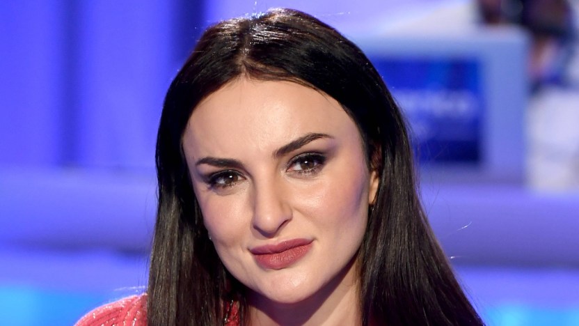 Serale di “Amici”, scoppia la polemica: Arisa critica le scelte di Lorella Cuccarini