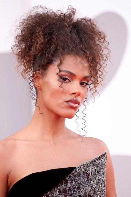 Tina Kunakey con i capelli raccolti ad ananas sul red carper