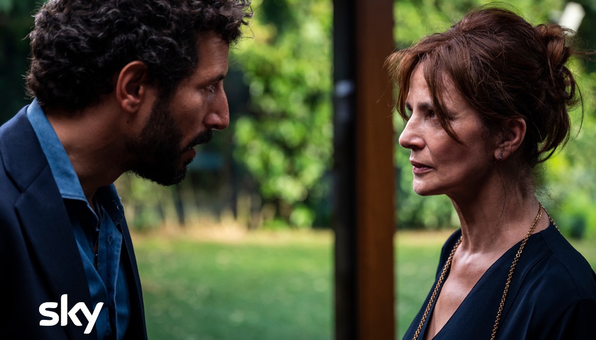 Confronto acceso tra Carlo e Alba in A casa tutti bene 2. Faccia a faccia tra i due personaggi