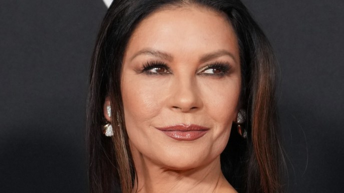 Catherine Zeta – Jones in pizzo e trasparenze: il look dark è pazzesco (e sensuale)