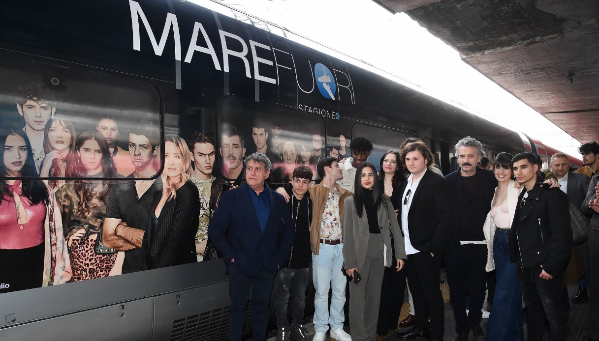 Il cast di "Mare Fuori" in posa al termine della terza stagione