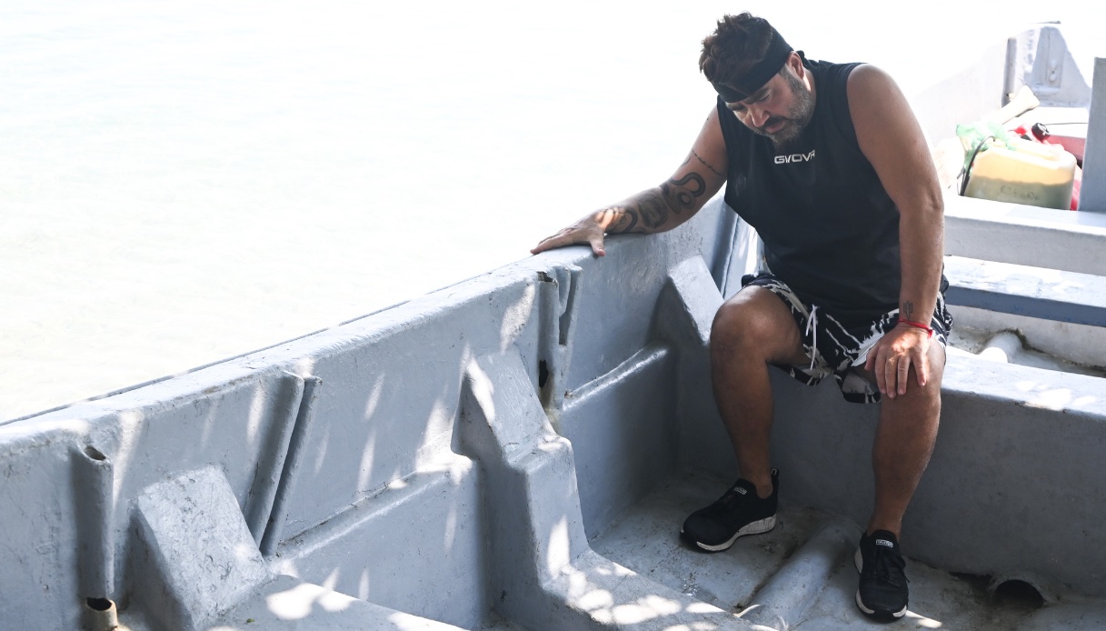 Paolo Noise a bordo di una piccola barca. Ricoverato dopo un malore a L'Isola dei Famosi