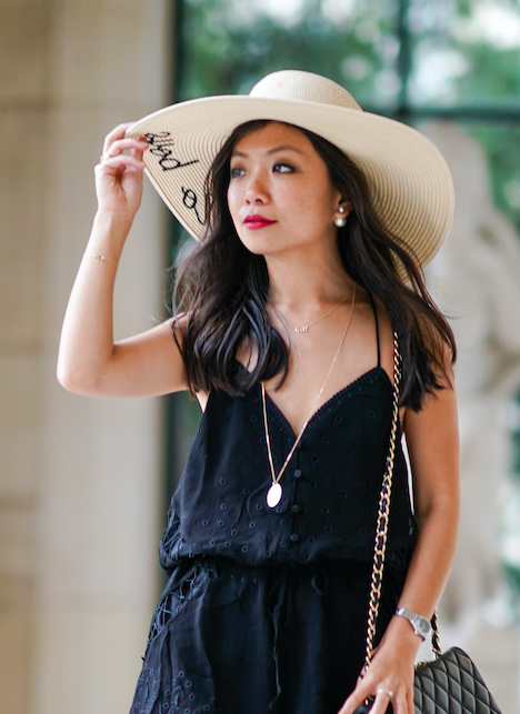 ragazza con cappello di paglia e abito nero