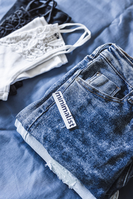 jeans e canotta bianca su un letto