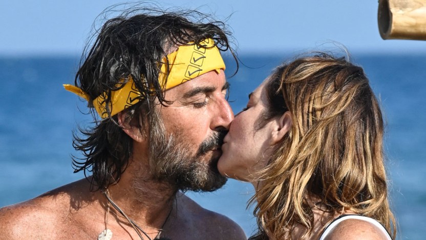 Emozione all'”Isola dei Famosi”, ma la proposta di matrimonio imbarazza