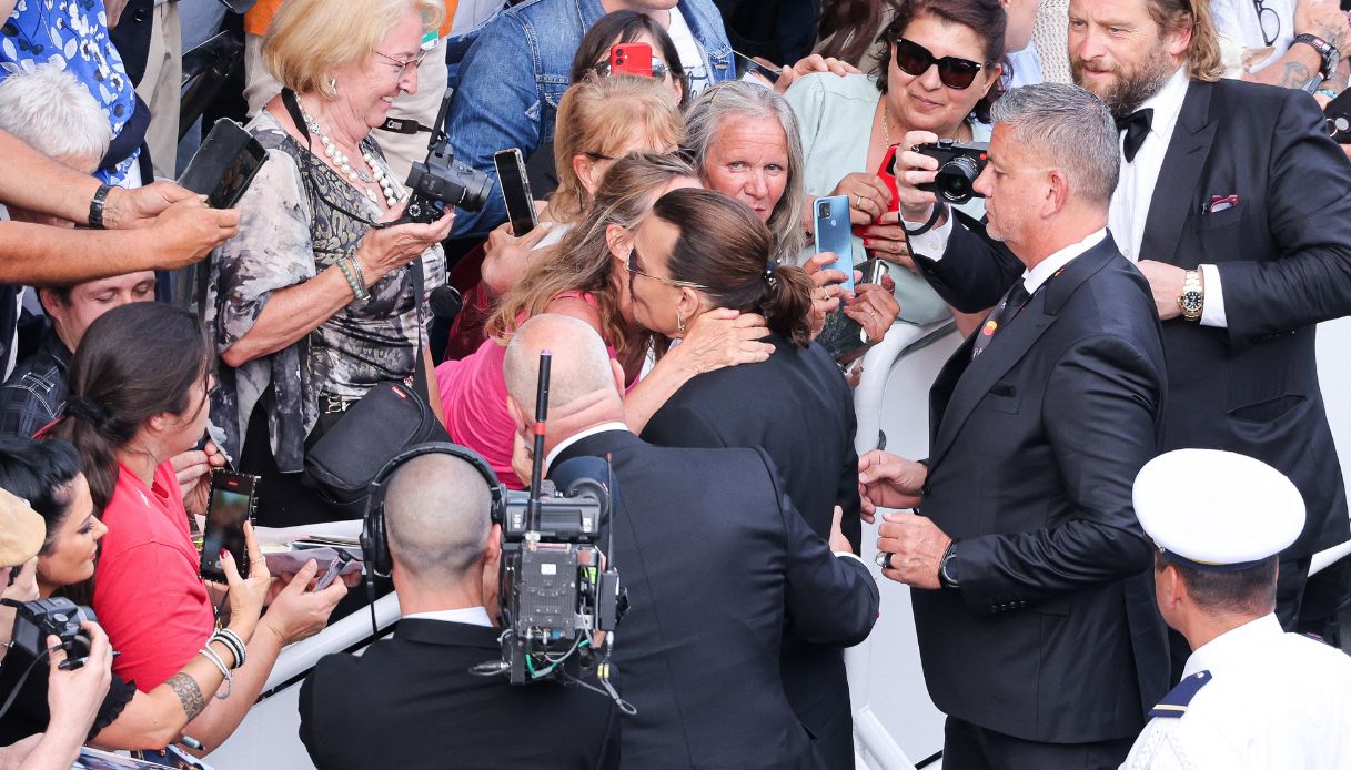 Johnny Depp a Cannes 2023: la folla è con lui
