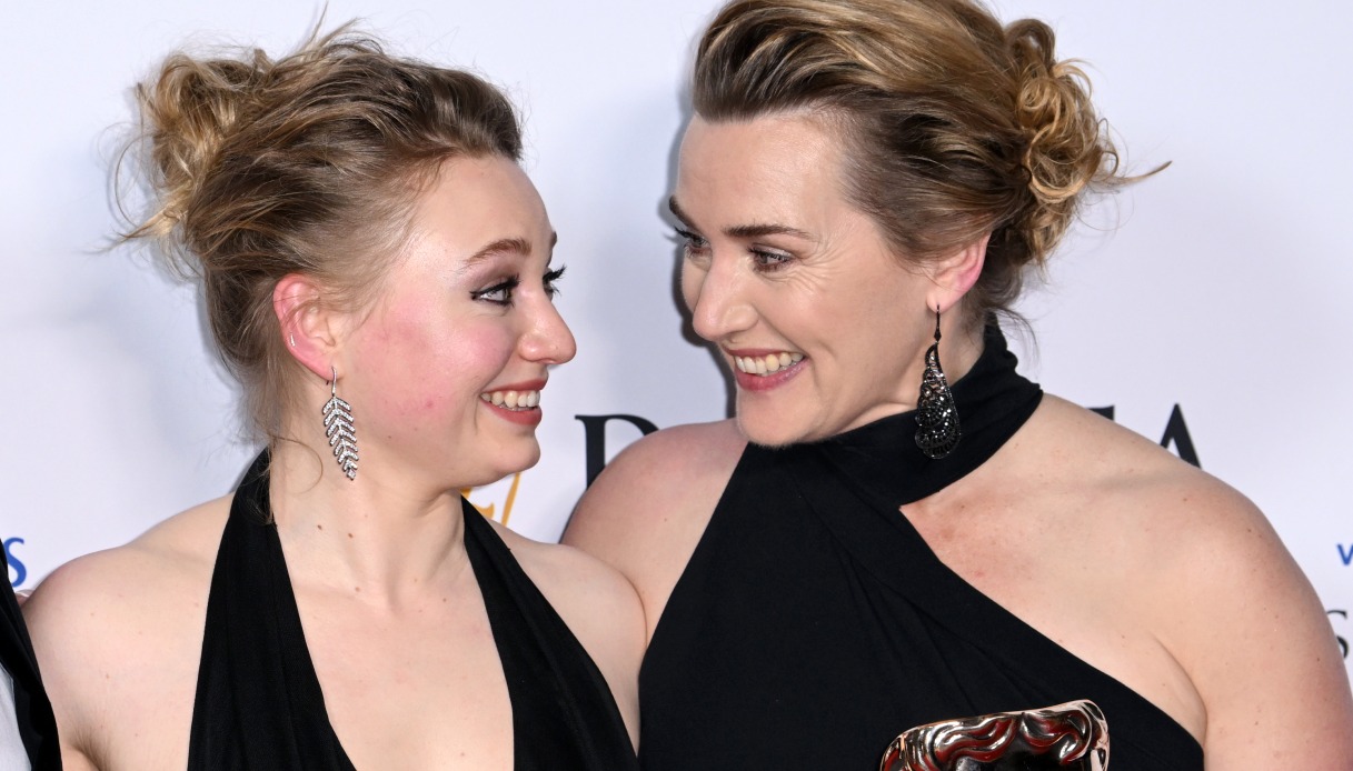 Kate Winslet sorride alla figlia Mia Threapleton
