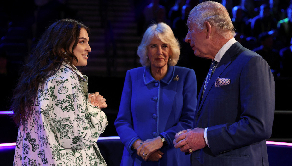 Mae Muller a Eurovision con Carlo e Camilla