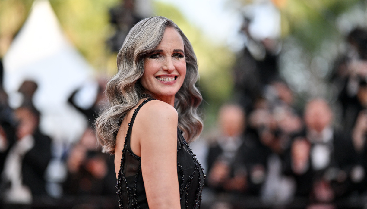 I capelli grigi di Andie Macdowell