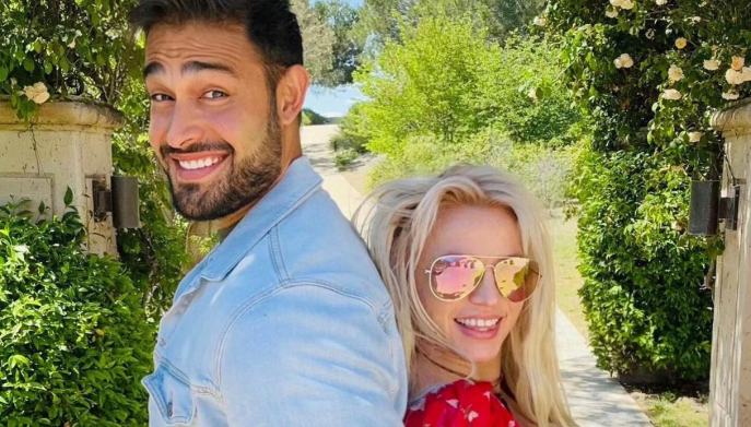 Britney Spears e Sam Asghari in posa dopo il loro matrimonio