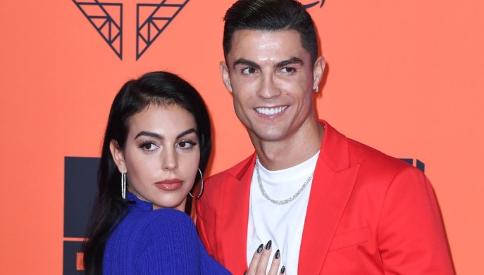 Georgina Rodriguez e Cristiano Ronaldo in posa dinanzi ai fotografi