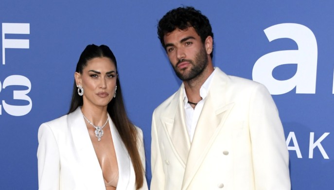 Melissa Satta e Matteo Berrettini in posa dinanzi ai fotografi
