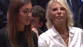 Funerali Berlusconi: Maria De Filippi in bianco. Il significato del suo look