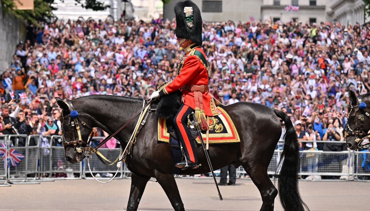 Carlo III al Trooping the Colour 2022