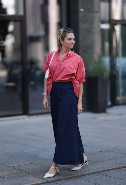 ragazza con camicia rosso e gonna scura