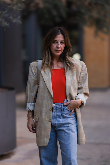 ragazza con blazer jeans e top rosso