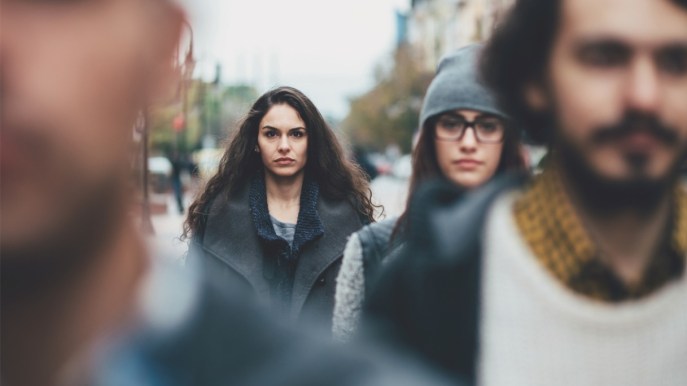 Per paura di essere esclusi o giudicati accettiamo anche l’inaccettabile