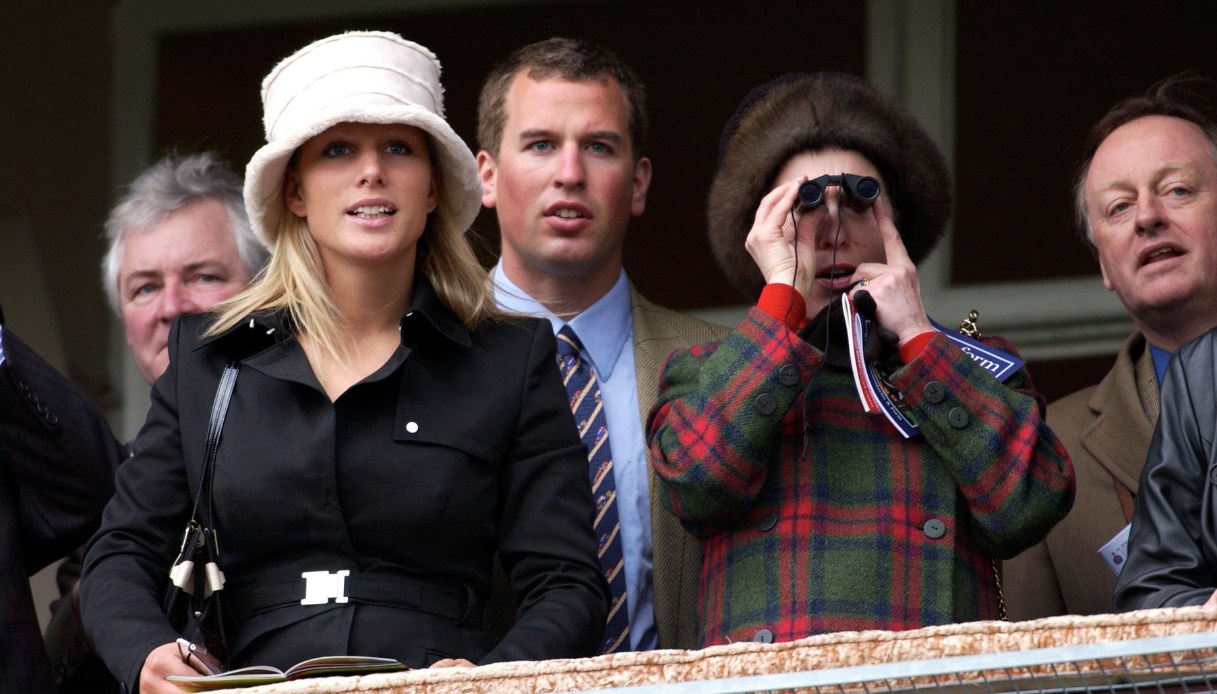 Zara e Peter Phillips insieme alla madre, la principessa Anna. Accanto alla Principessa Andrew Parker-Bowles