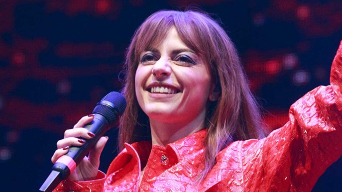Annalisa accende “Tim Summer Hits” con il look rosso fuoco: l’omaggio a Raffaella Carrà