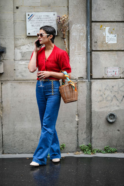 ragazza con borsa di paglia jeans e maglia rossa