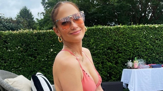 J.Lo, la foto col costume rosa: essenza di femminilità