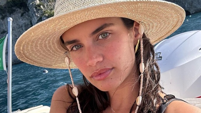 Sara Sampaio, il look da spiaggia più chic dell’estate è suo