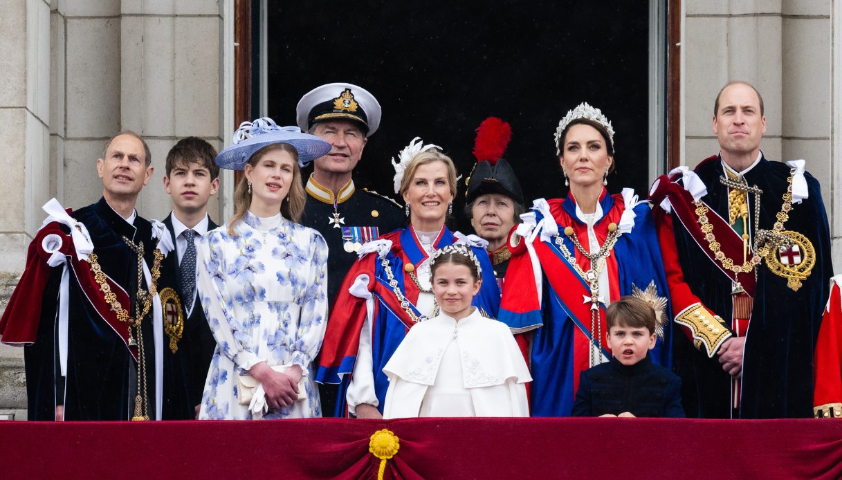 I Duchi di Edimburgo con i figli, James, Conte di Wessex e Lady Louise, insieme alla Royal Family durante l'incoronazione di Carlo III