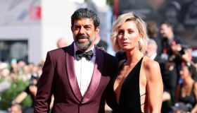 Festival di Venezia 2023, Pierfrancesco Favino e Anna Ferzetti, la schiena nuda trionfa