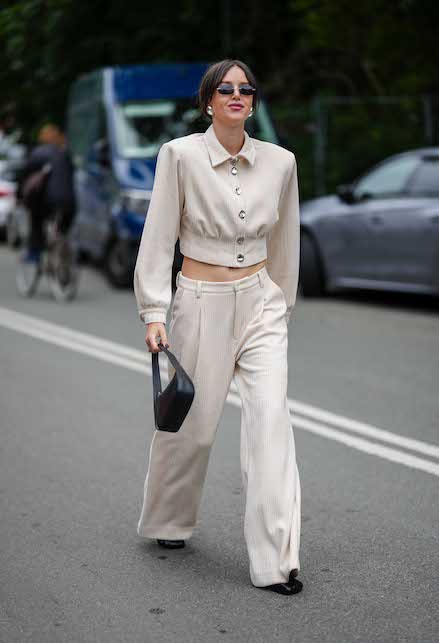 ragazza con pantaloni palazzo e crop top