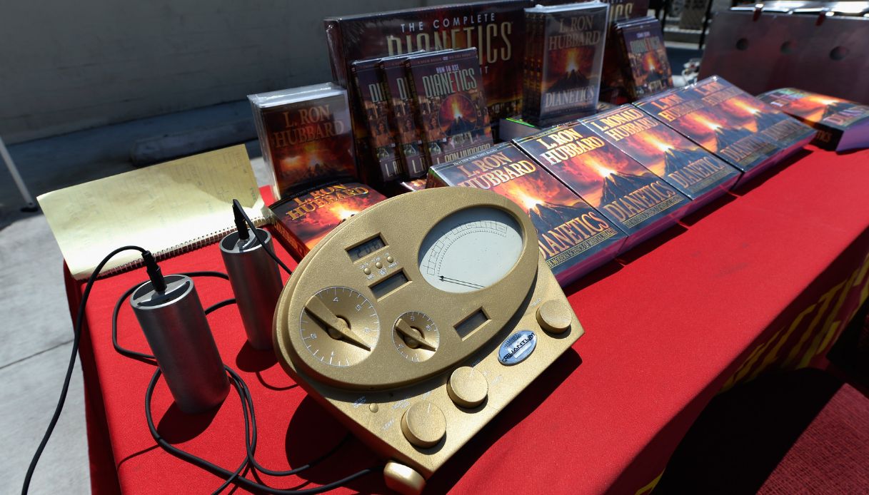 E-Meter, strumento utilizzato dai membri per le sessioni di auditing e libri di L. Ron Hubbard