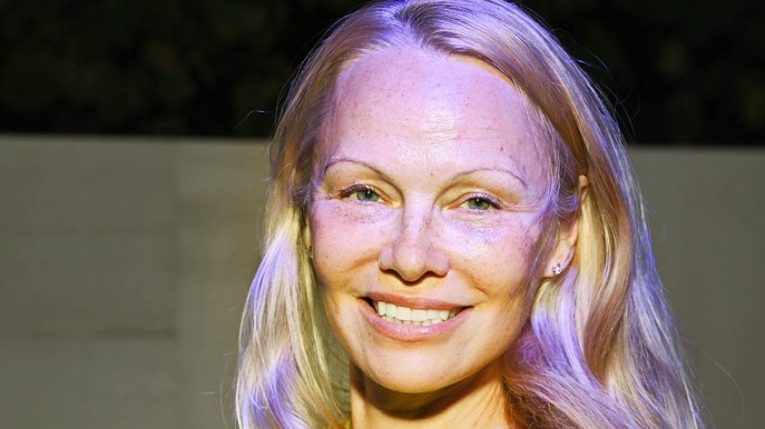 PFW, Pamela Anderson senza un filo di trucco. “Un atto di coraggio”