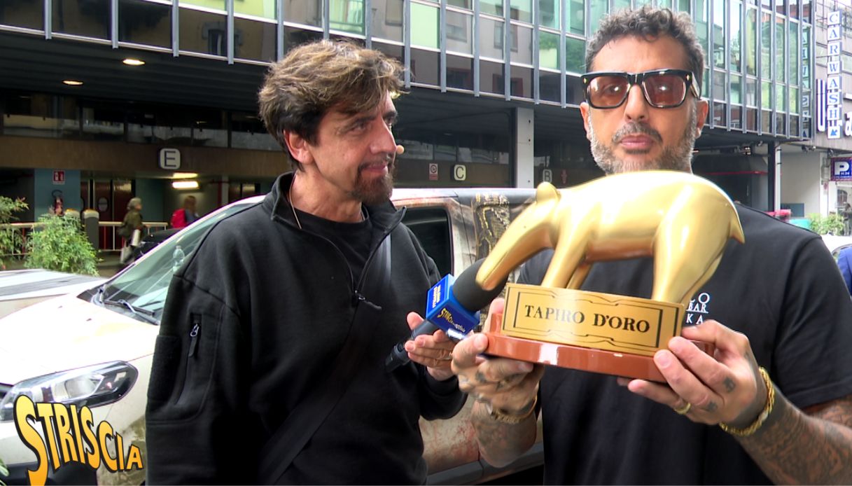 Valerio Staffelli consegna il Tapiro d'Oro a Fabrizio Corona a "Striscia la Notizia"