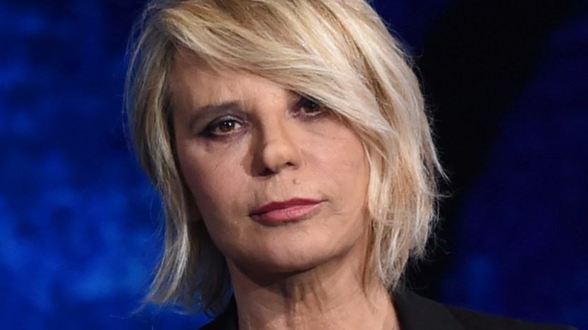 “Uomini e Donne” nel caos, Maria De Filippi caccia un Cavaliere