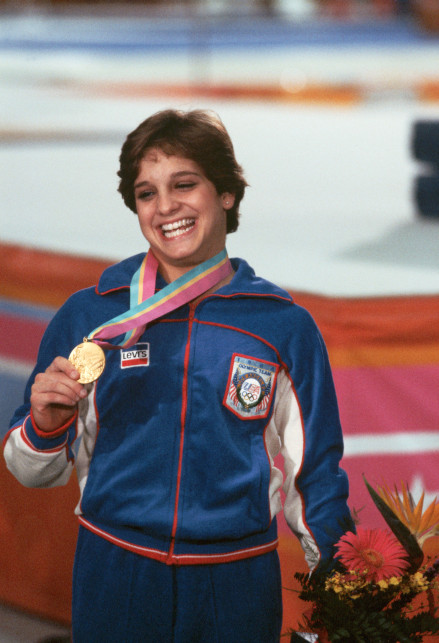 Mary Lou Retton mostra la medaglia