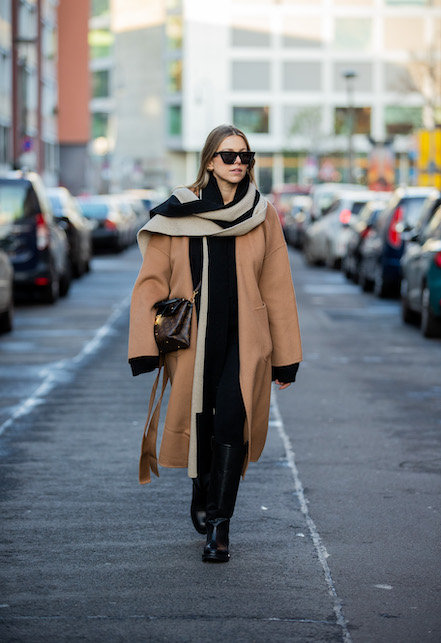ragazza con cappotto cammello e pashmina