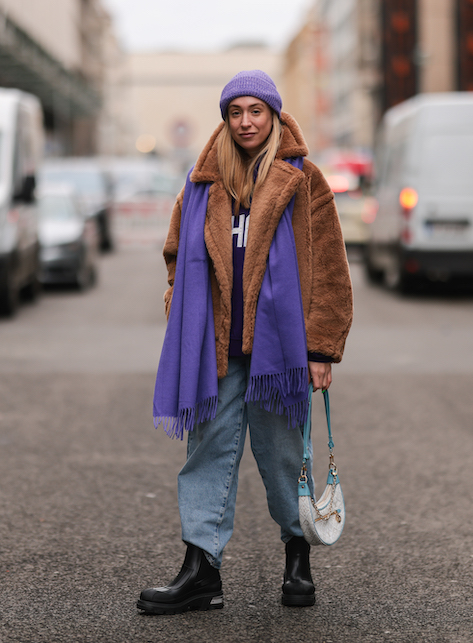 ragazza con cappotto a orsetto e pashmina viola
