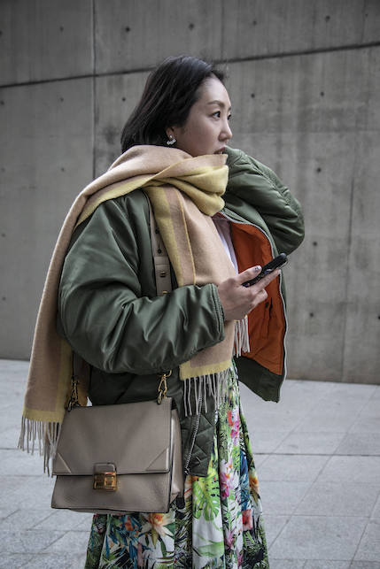 ragazza con bomber e pashmina
