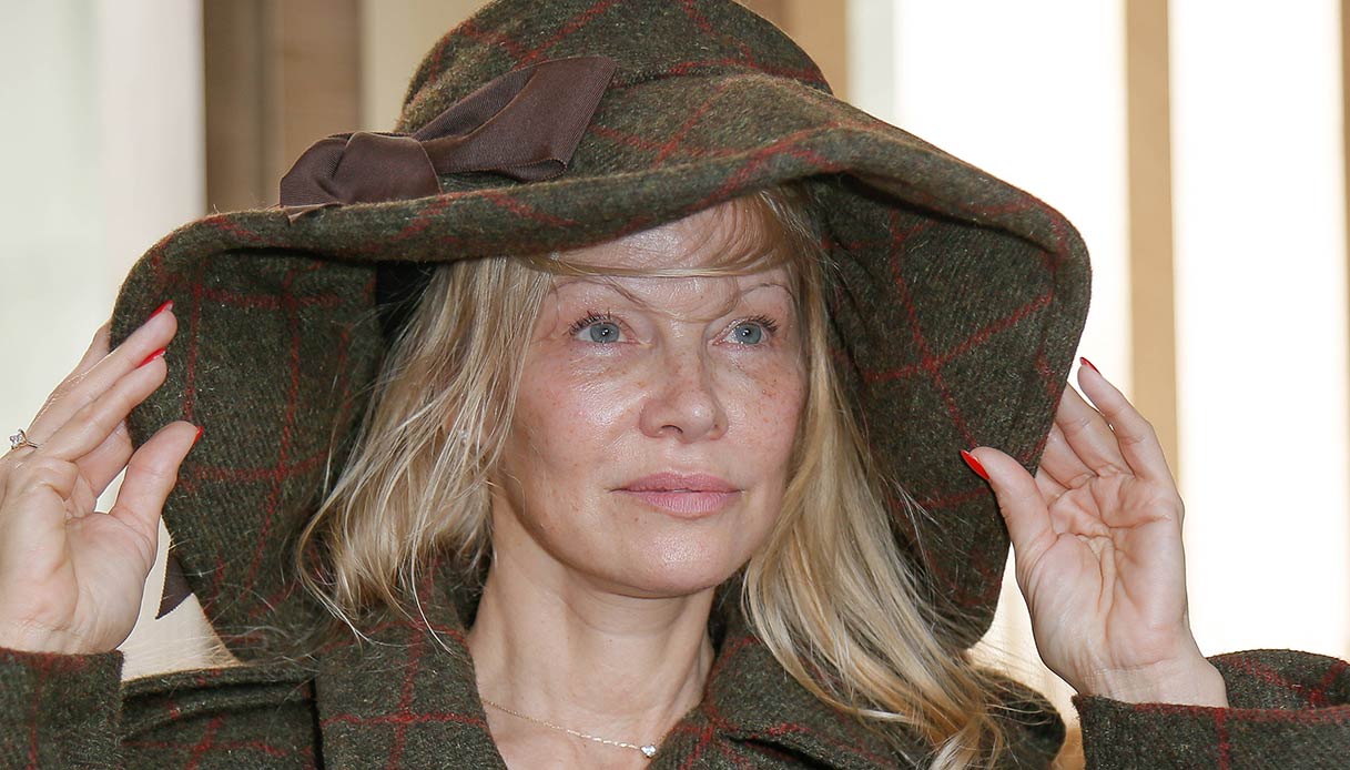 Pamela Anderson alla sfilata Vivienne Westwood della Paris Fashion Week di ottobre 2023