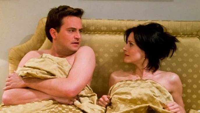 Courteney Cox e Matthew Perry nella stagione 4, episodio 24