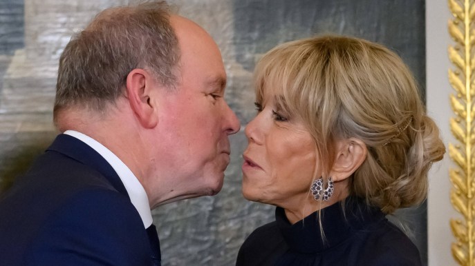 Forum della pace di Parigi: Alberto di Monaco e quel bacio a Brigitte Macron