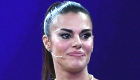 Una Storia Da Cantare, Bianca Guaccero sceglie il total white e incanta con la voce di Mina