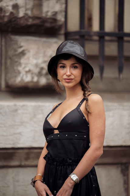 ragazza con bucket hat e abito nero