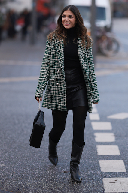 ragazza con giacca in tweed