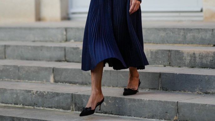 Outfit con la gonna a pieghe blu, ecco quali scegliere