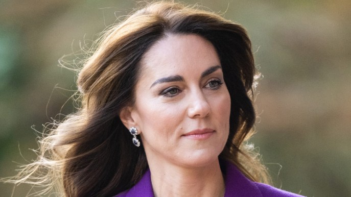Kate Middleton: tailleur pantaloni viola, tacchi killer e gioielli di Diana