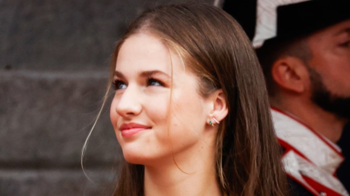 Letizia di Spagna, Leonor le ruba cappotto, borsa e orecchini ed è identica a lei