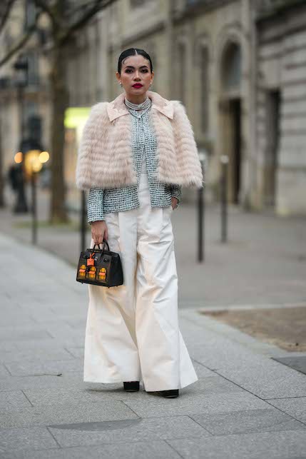 ragazza con mantella e pantaloni bianchi