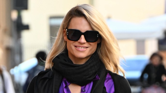 Michelle Hunziker, la camicia di seta viola è il trend del momento