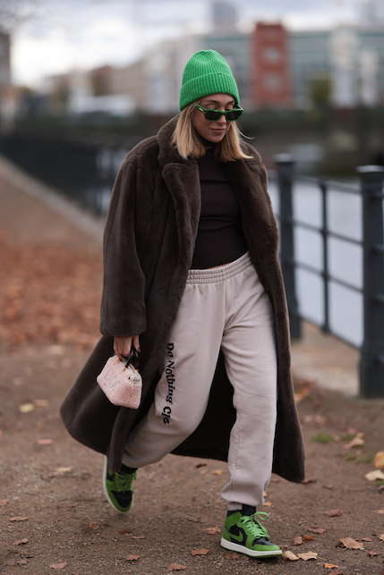 ragazza con pelliccia marrone e berrettino verde